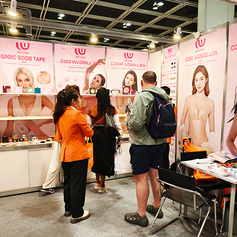 Sweetyle experts discussing custom OEM/ODM solutions with international buyers at a global fashion exhibition