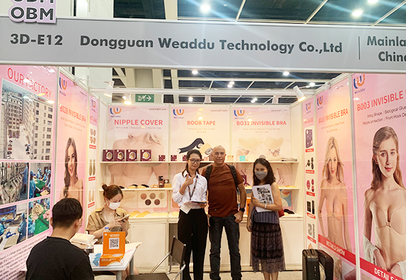 Active interaction with international buyers at Sweetyle's global fashion exhibition booth