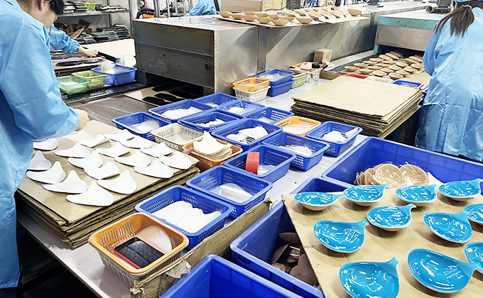 Sweetyle adhesive bra production line with automated gluing technology